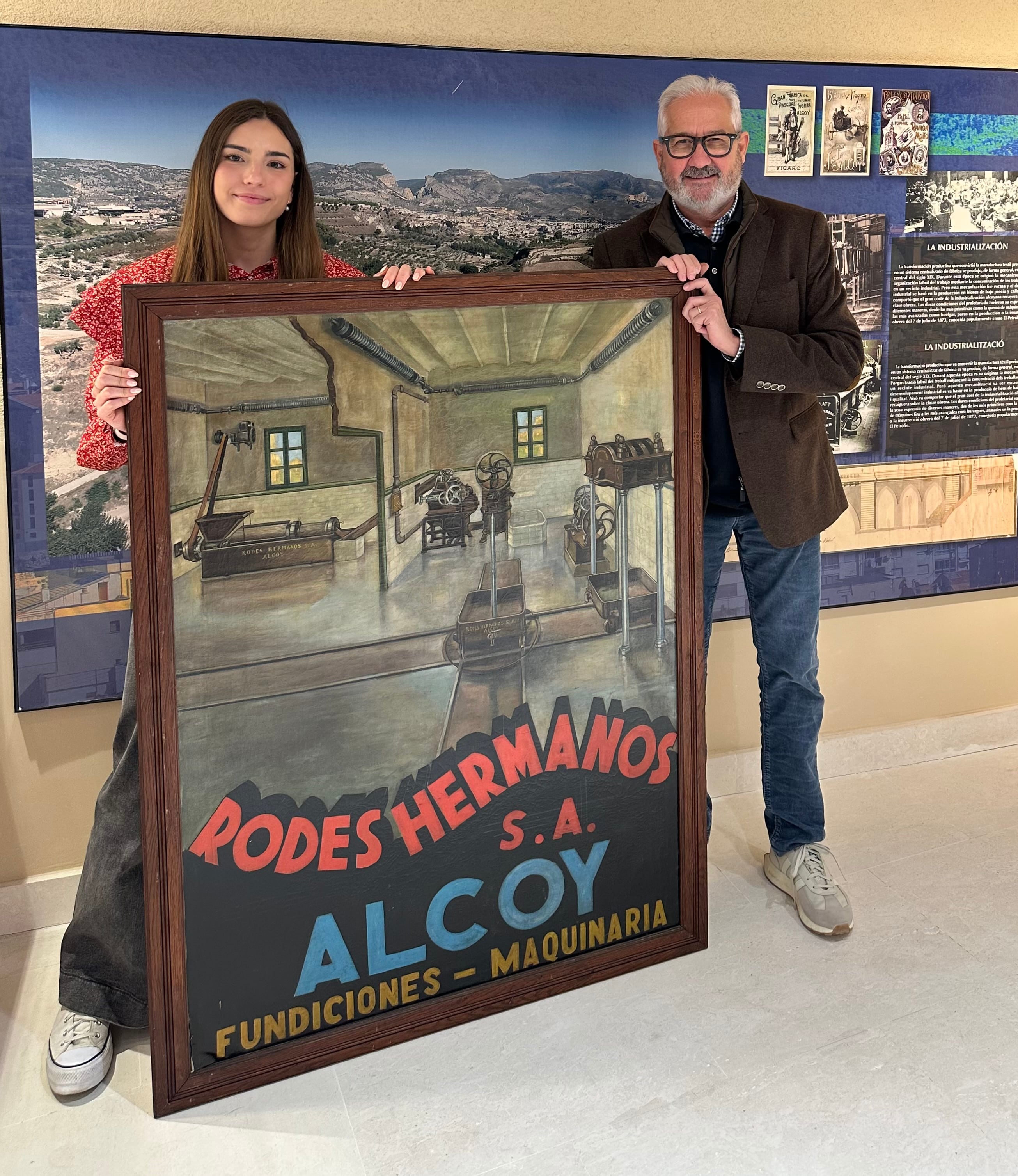 Paloma Segura Garrido, graduada en Conservación y Restauración de Bienes Culturales, e Ignacio Trelis, edil de Patrimonio Cultural, presentando cómo ha quedado el cartel publicitario de Rodes Hermanos tras la restauración.