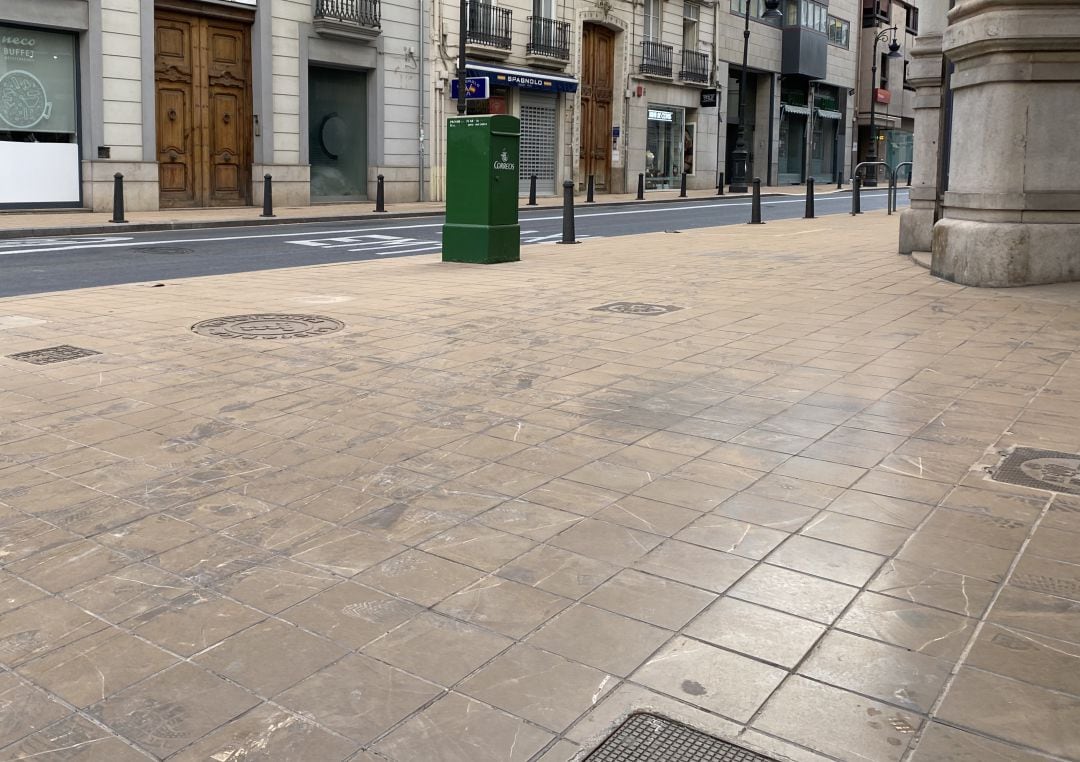 Imagen del centro de València, donde la precipitación de la pasada madrugada ha dejado las aceras llenas de polvo rojizo