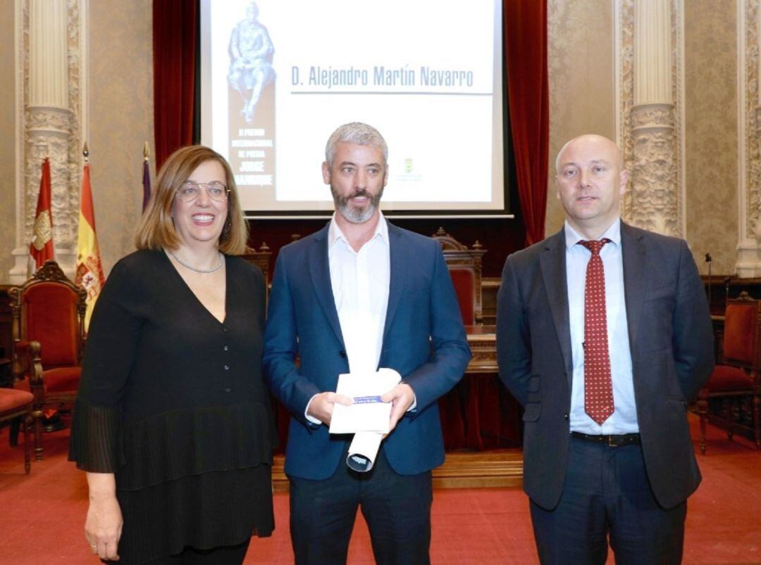 Entrega del galardón al último premiado