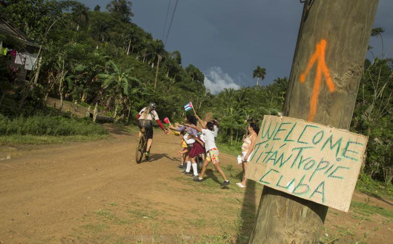 Niños de Cuba animan a los corredores de la carrera 