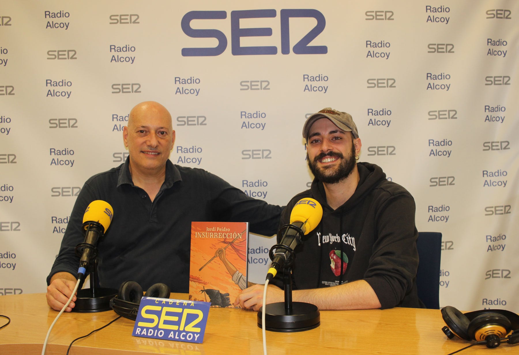 Jordi Peidro i el seu fill Alejandro amb un exemplar del llibre 'Insurrección'