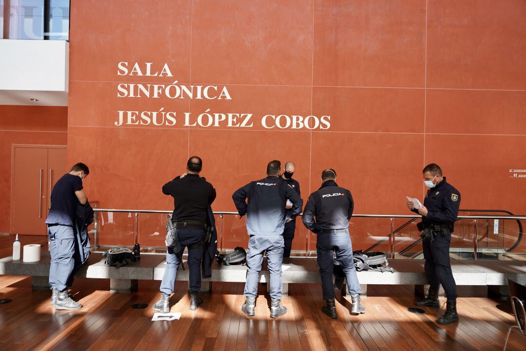 Miembros de la Policía Nacional antes de vacunarse en el Miguel Delibes