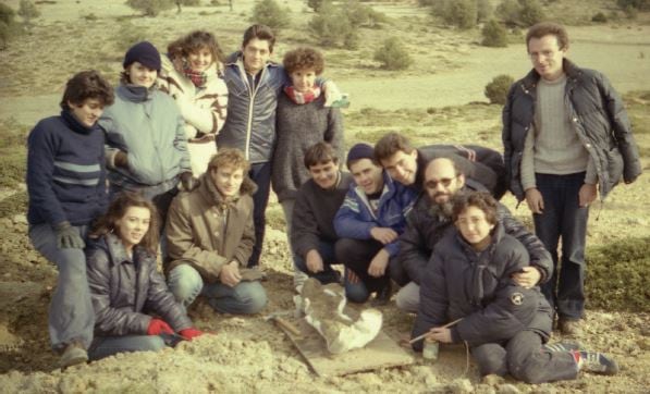 Santiago Prieto, de pie a la derecha, en Buenache de la Sierra (Cuenca) en 1986.