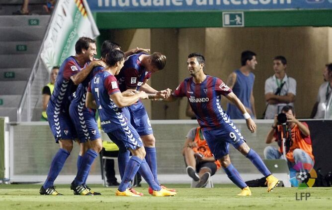 Celebración del segundo gol eibarres, obra del central Raúl Albentosa