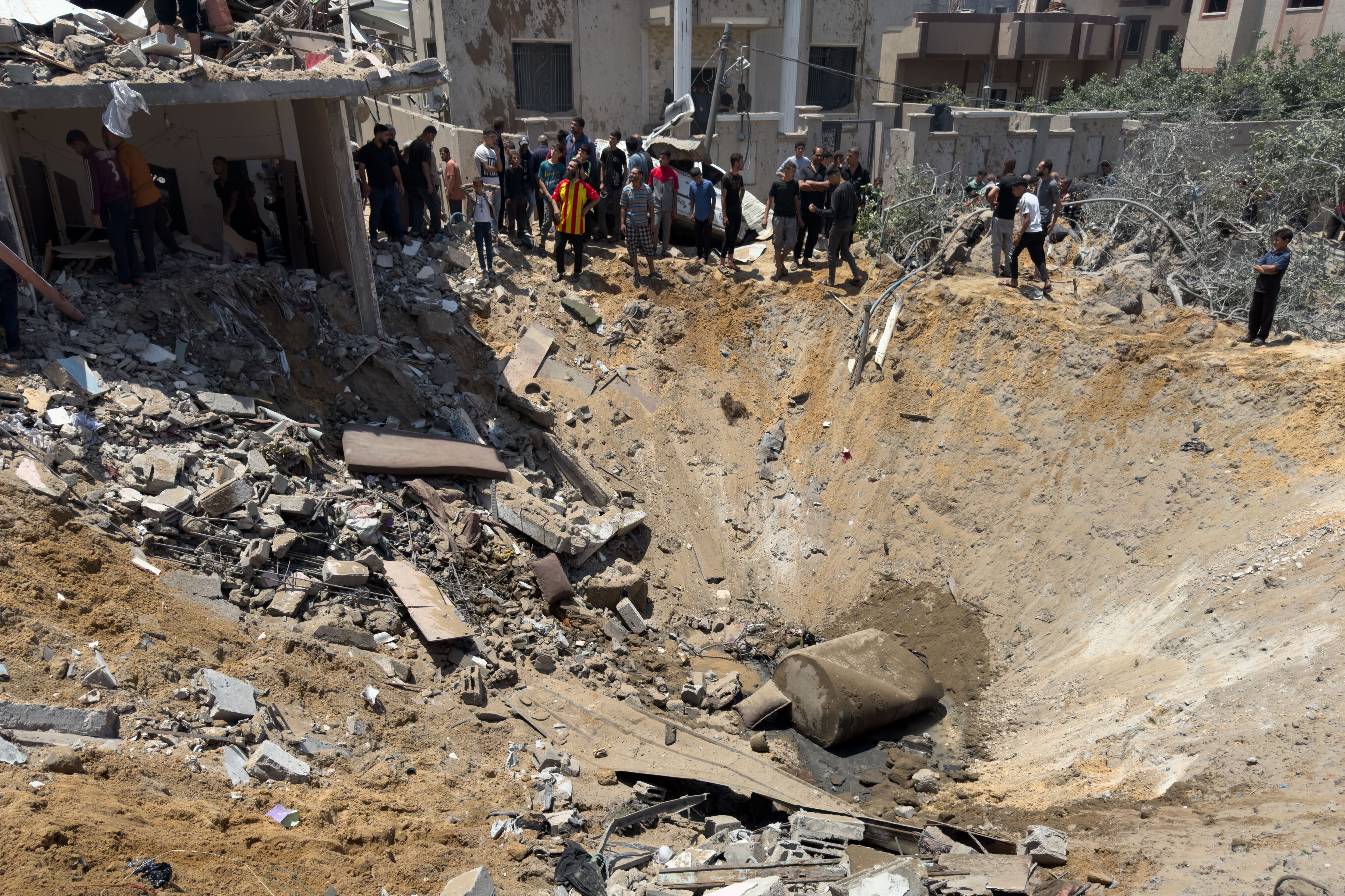 Los equipos de rescatistas de Defensa Civil, junto a ciudadanos gazatíes, extrajeron a lo largo de la noche nueve cadáveres entre los escombros de la vivienda de la familia Darmona de Yabalia (norte), bombardeada a última hora del jueves por Israel y bajo la que quedan atrapadas más de 50 personas, informaron Defensa Civil y los periodistas en el lugar. EFE/ Ahmad Awad