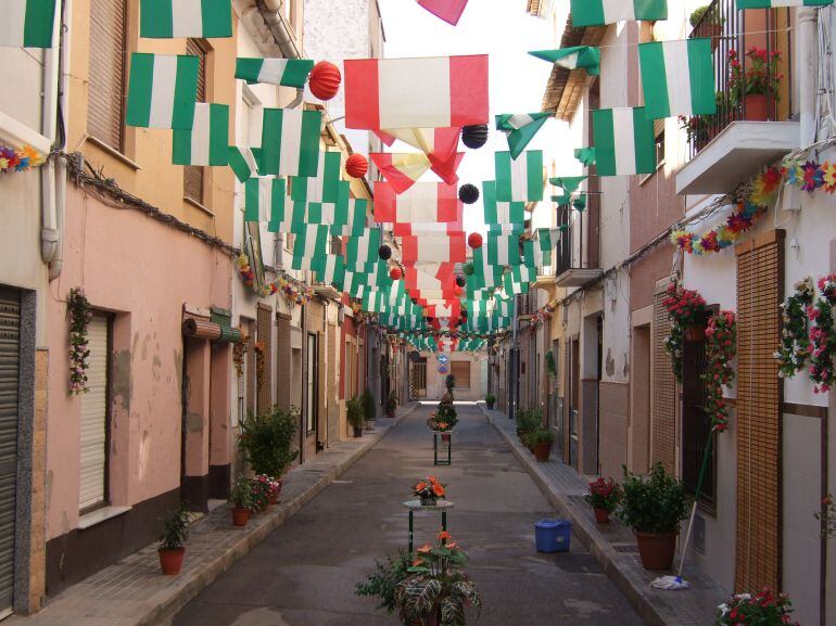 Una de las calles de la zona centro decorada para fiestas