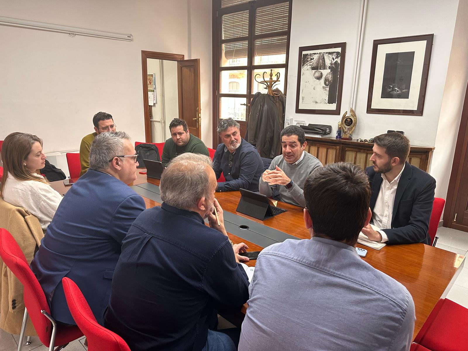 Los alcaldes y tenientes de alcalde de Alcoy, Ibi, Cocentaina y Muro en la reunión mantenida en el Ayuntamiento alcoyano.