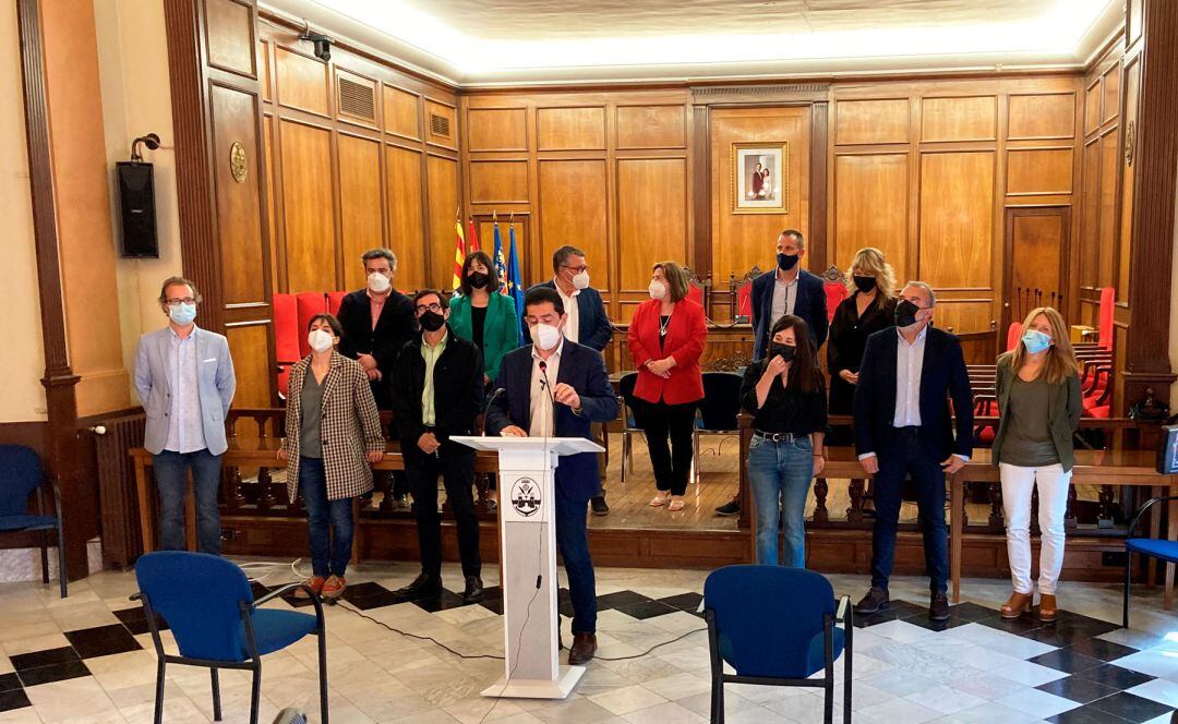 El alcalde de Alcoy, Antonio Francés, en la rueda de prensa junto al resto de concejales socialistas