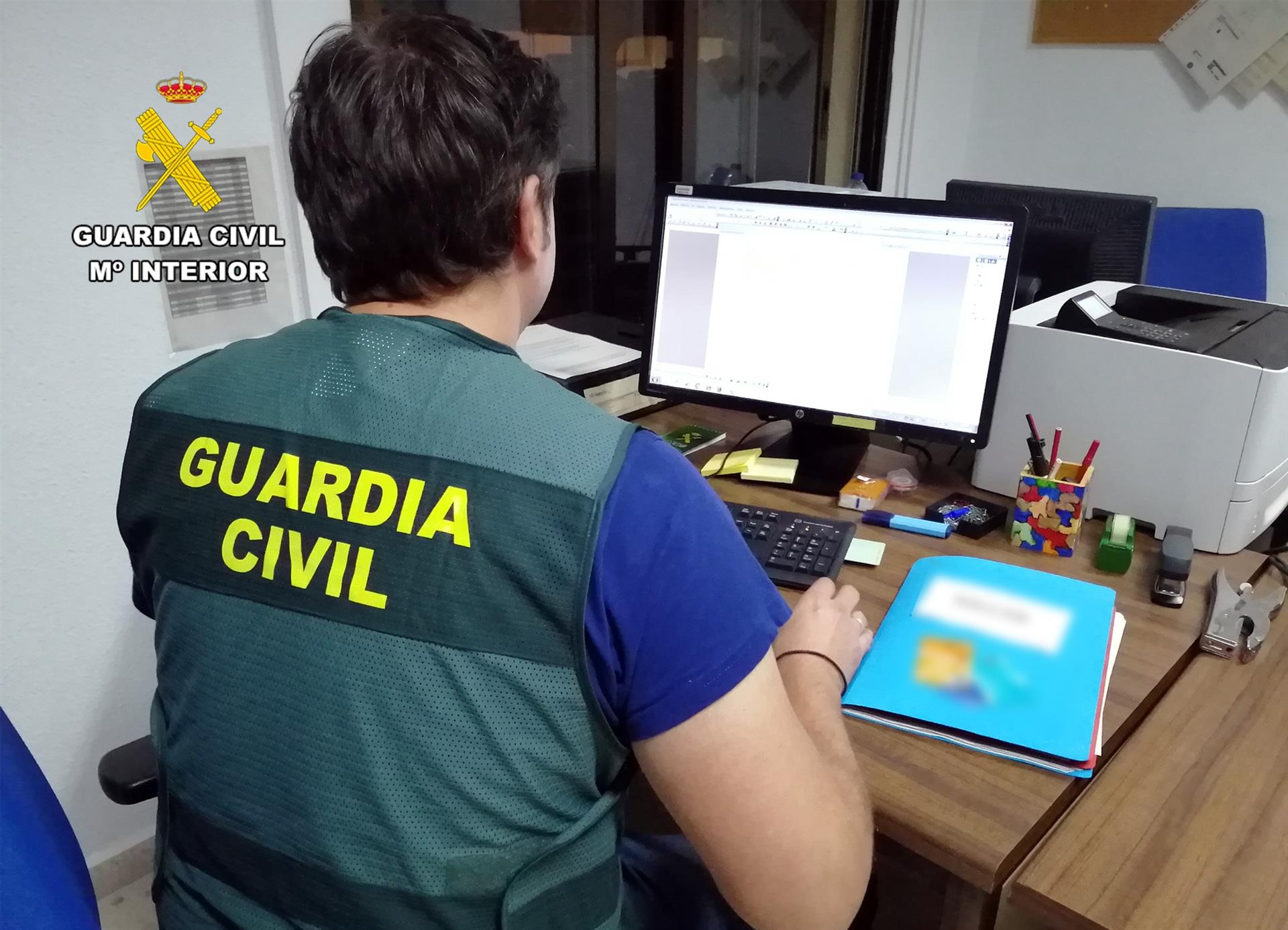 Un agente de la Guardia Civil durante la investigación