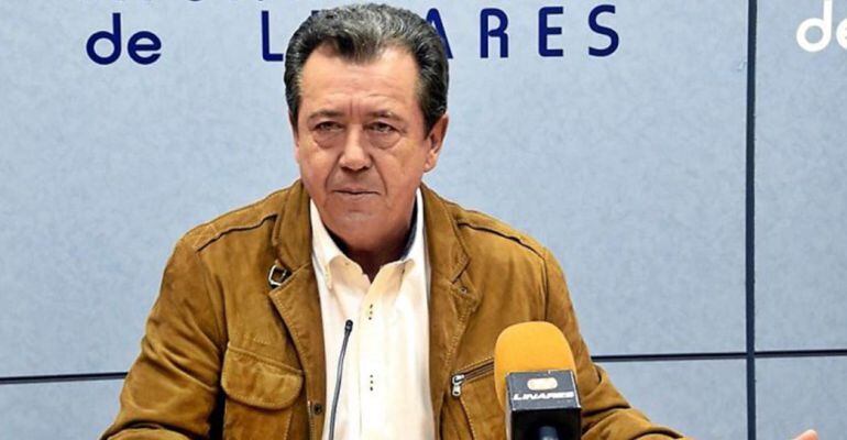 El alcalde de Linares, Juan Fernández, durante una rueda de prensa.