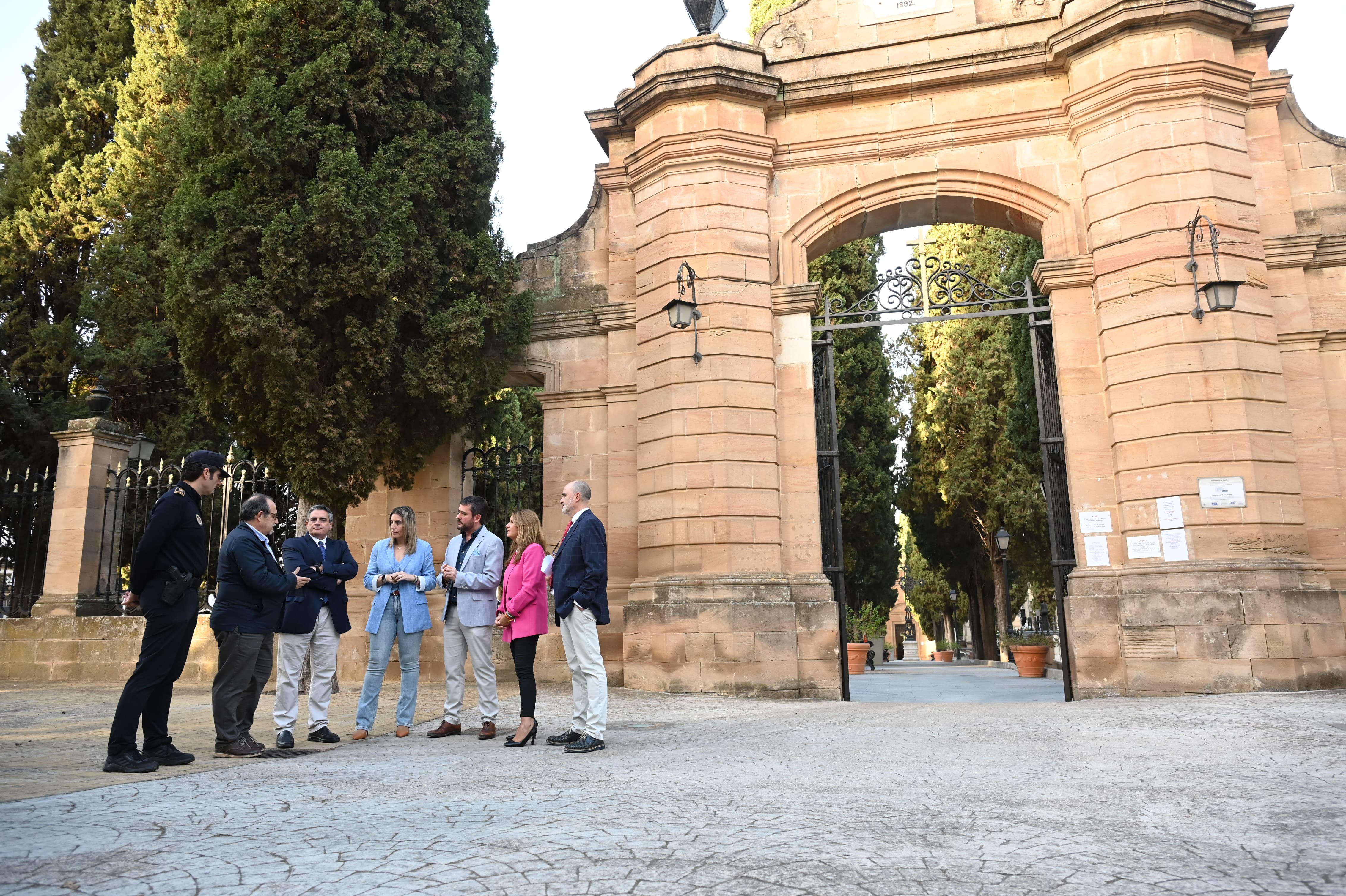 Visita de autoridades al cementerio.