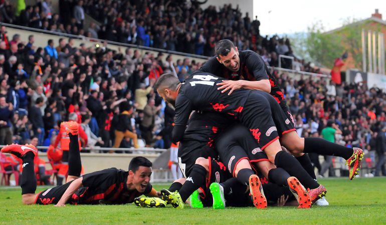 Els jugadors del Reus Deportiu celebren el gol de la victòria contra l'olímpic de Xàtiva.
