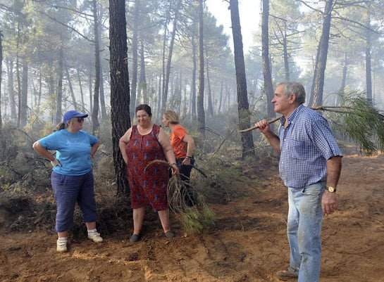 Vecinos de Tabuyo del Monte (León) se preparan ante el incendio forestal que se ha iniciado el domingo en Castrocontrigo