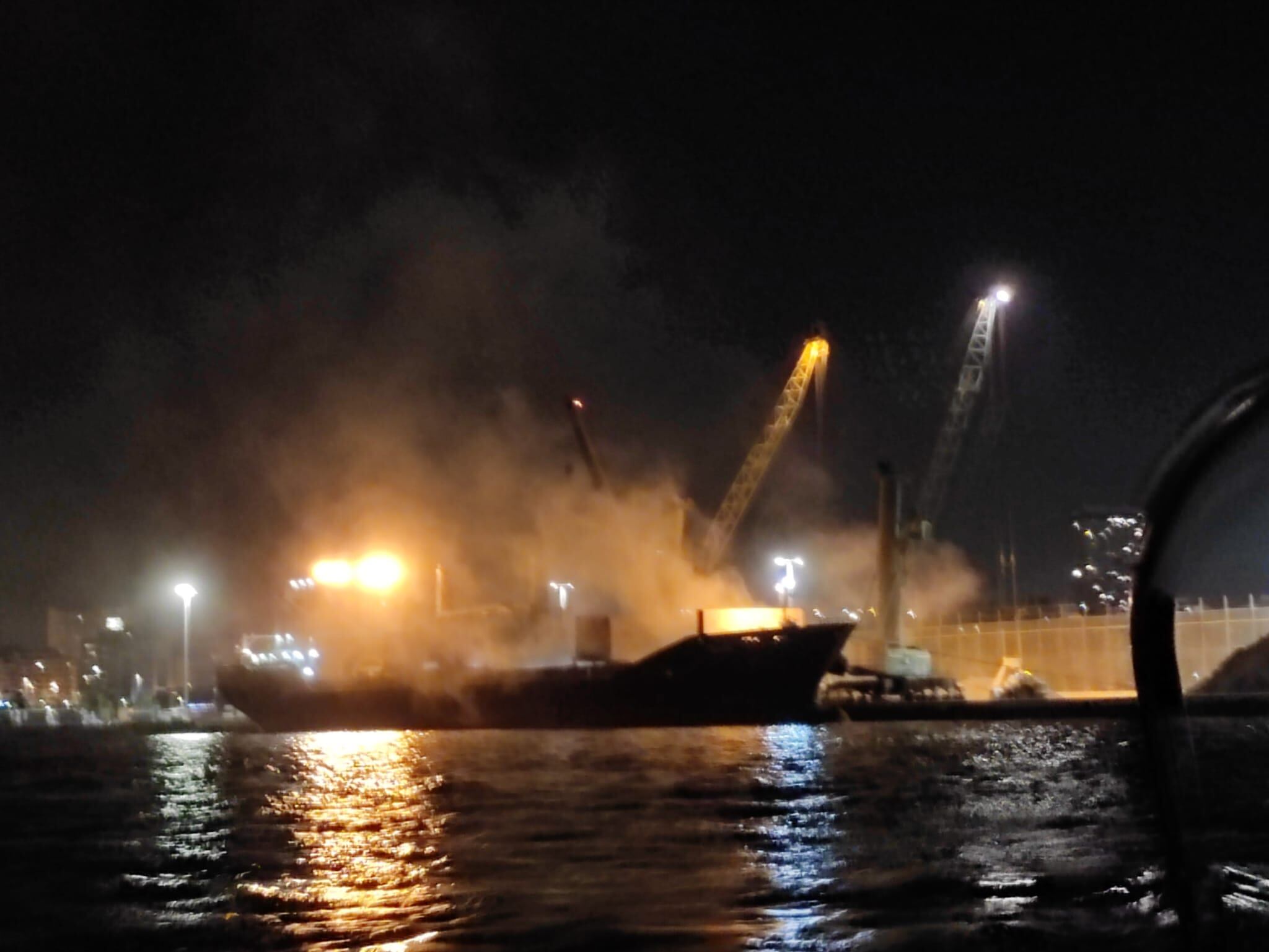 Imagen de este fin de semana de la carga y descarga de graneles al aire libre en el Puerto de Alicante