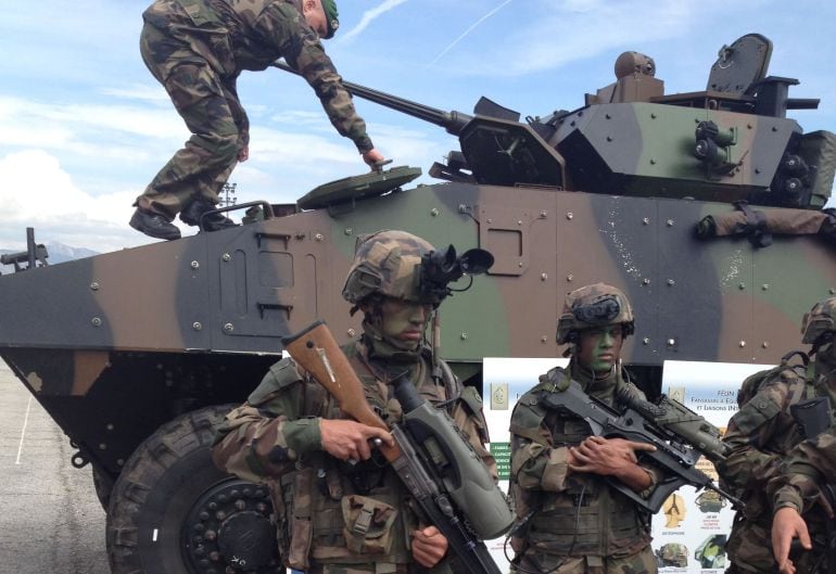 Legionarios junto a un equipo de combate en la Legión Extranjera de Francia