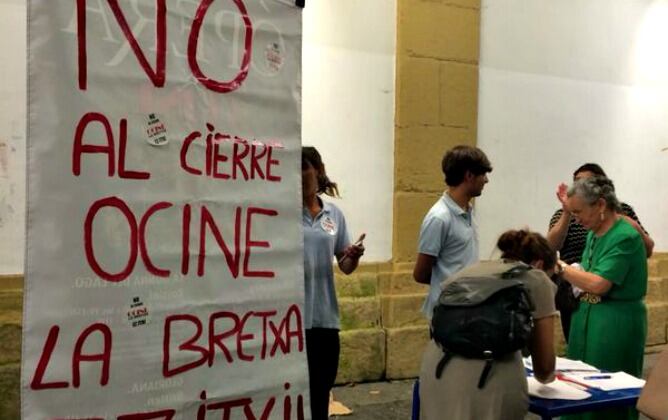 Los trabajadores de los cines de La Bretxa han comenzado a recoger firmas en la calle