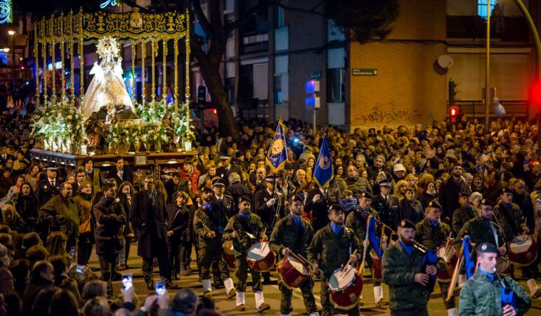 La imagen de la Virgen de la Paz procesiona cada año ante la atenta mirada de miles de vecinos y visitantes por las principales calles de Alcobendas