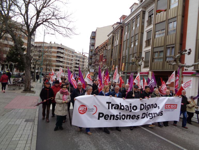 Imagen de la manifestación convocada en Aranda por los sindicatos CCOO y UGT a favor de las pensiones el pasado mes de abril