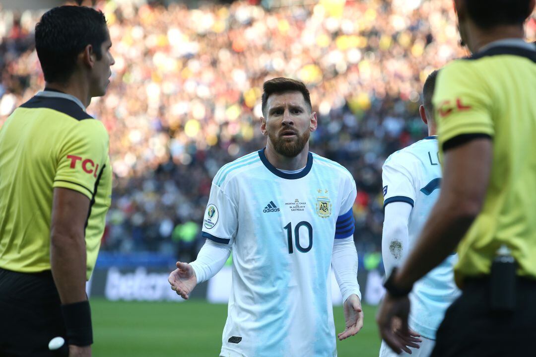 Leo Messi tras su expulsión frente a Chile