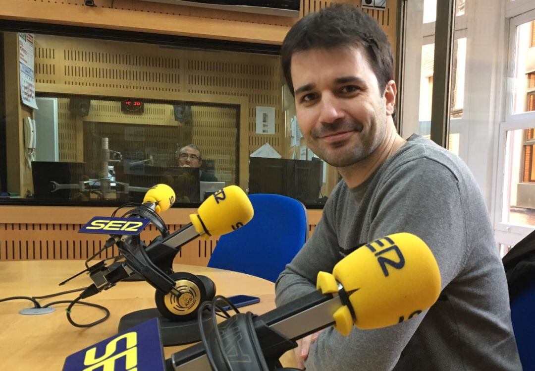 Javier Sánchez Serna en los estudios de Radio Murcia