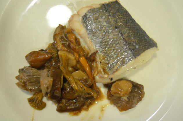 Merluza del pincho con setas en A Fervenza