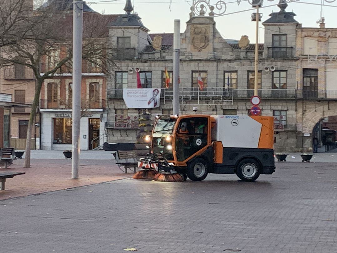 Maquinaria que se está utilizando, de momento, para la limpieza viaria en Medina del Campo