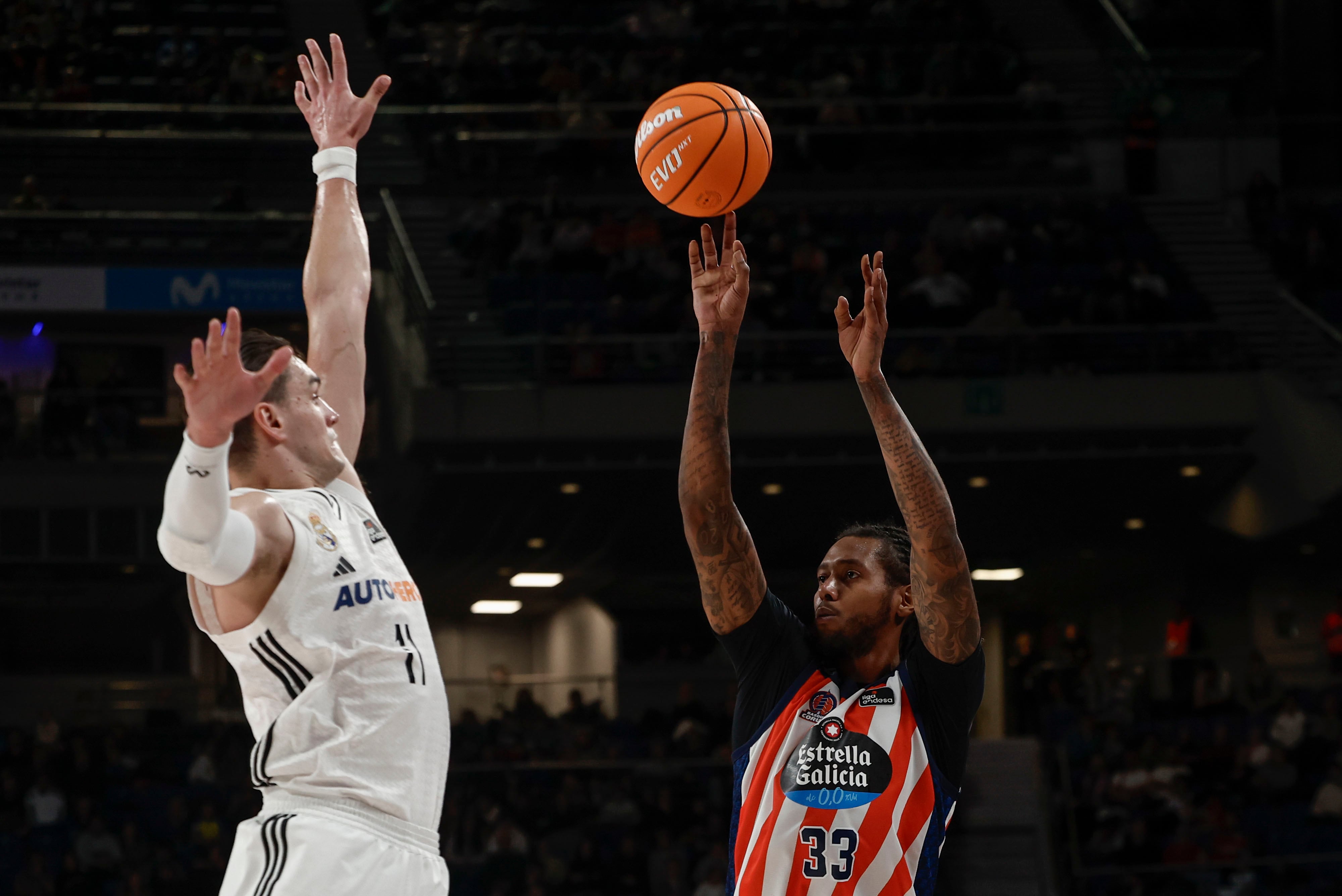 MADRID, 26/01/2025.- El jugador del Real Madrid M. Henzonja (i) y el del Leyma Coruña T. Thompkins (d), en acción durante el partido de la jornada 18 de la Liga Endesa, este domingo en el Palacio de los Deportes de Madrid.- EFE/Sergio Pérez
