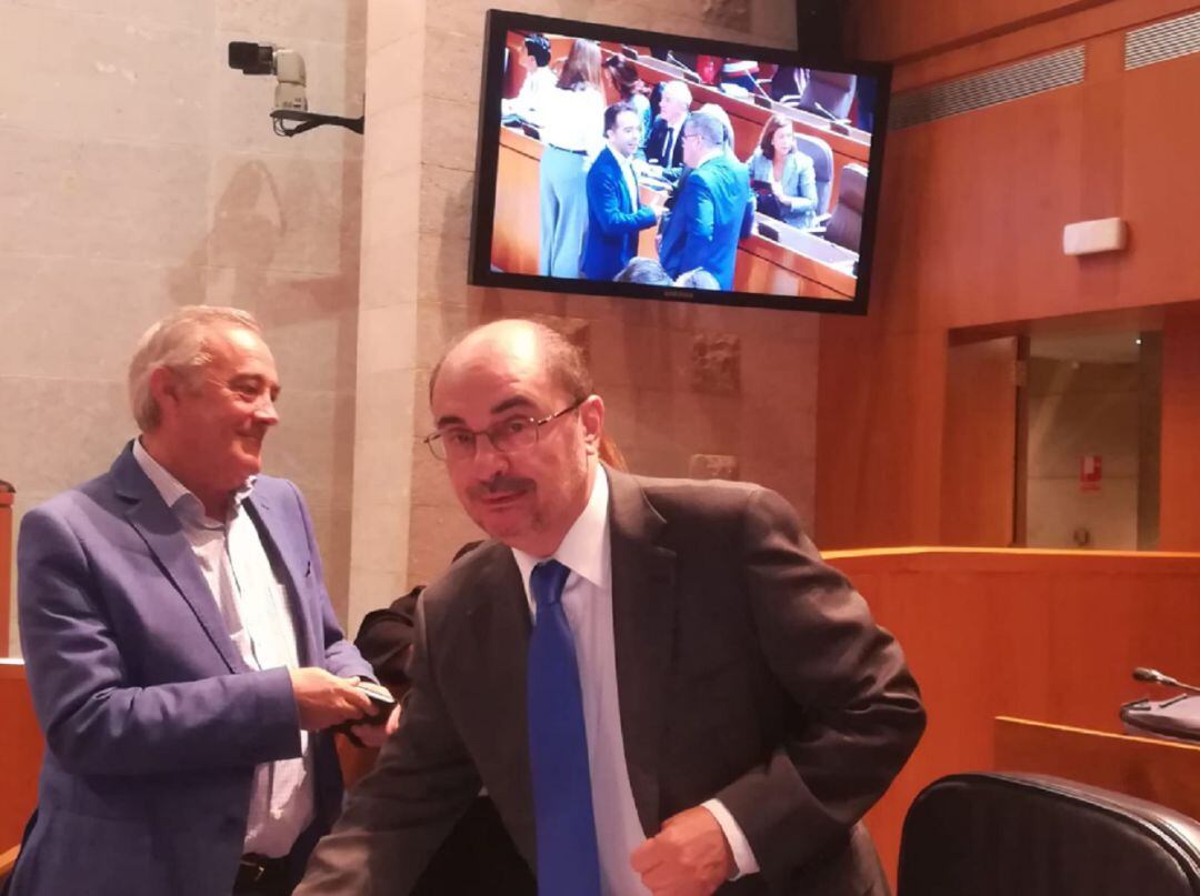 El presidente Javier Lambán y portavoz socialista Javier Sada, antes del inicio de la sesión plenaria en las Cortes de Aragón 