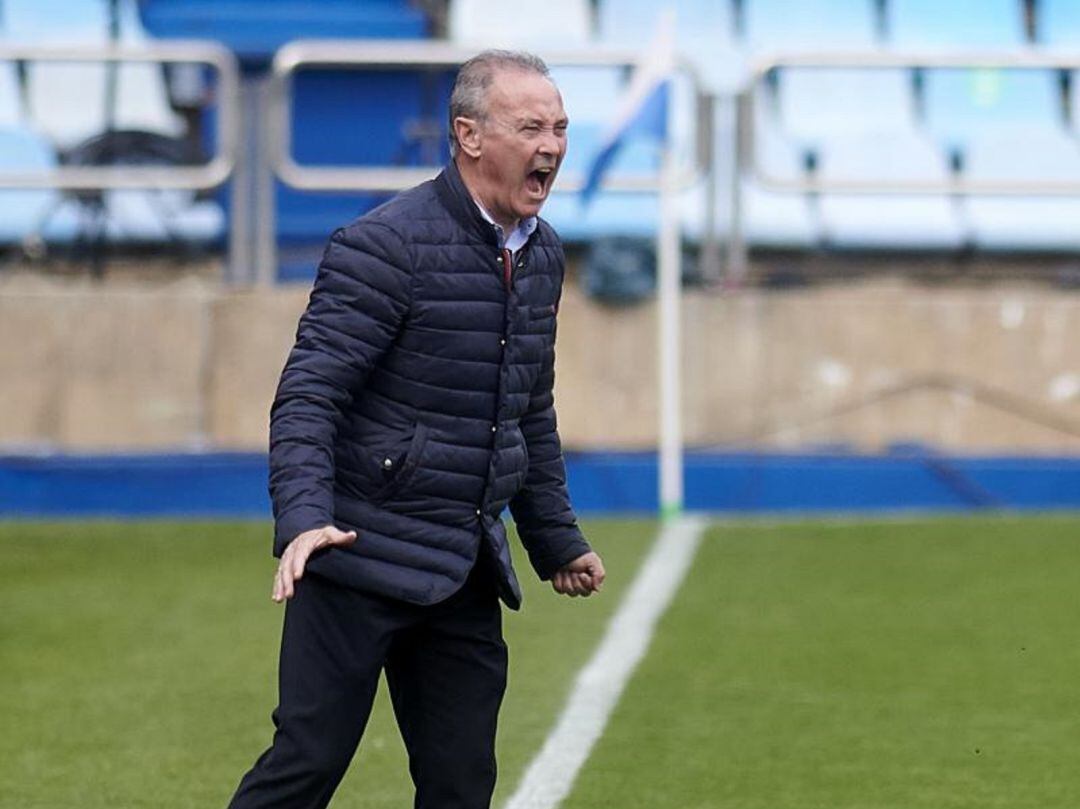 JIM da instrucciones a sus jugadores contra el Almería en La Romareda