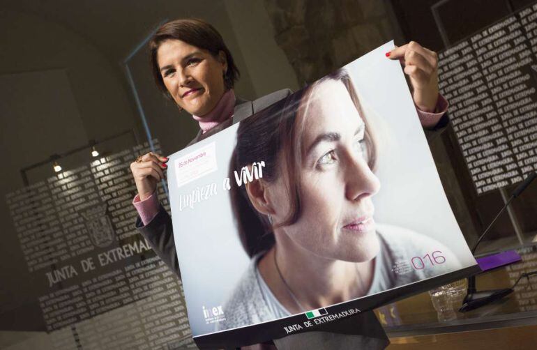 Elisa Barrientos, con el cartel dela campaña d ela Junta