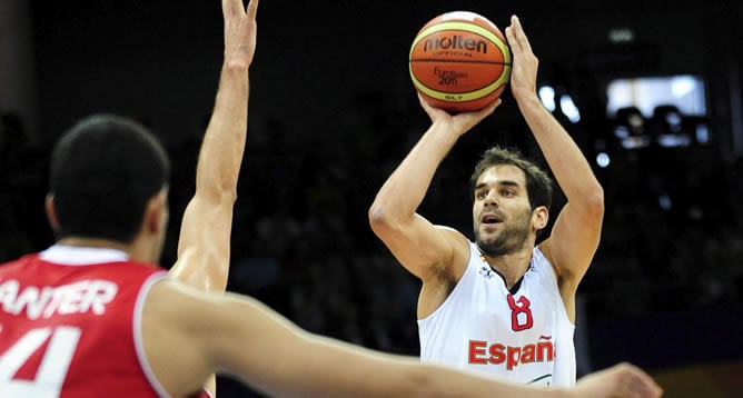 El español José Manuel Calderón (d) lanza a canasta ante el turco Enes Kanter (i) durante su partido del grupo A del Europeo de baloncesto disputado en el Panevezys Arena