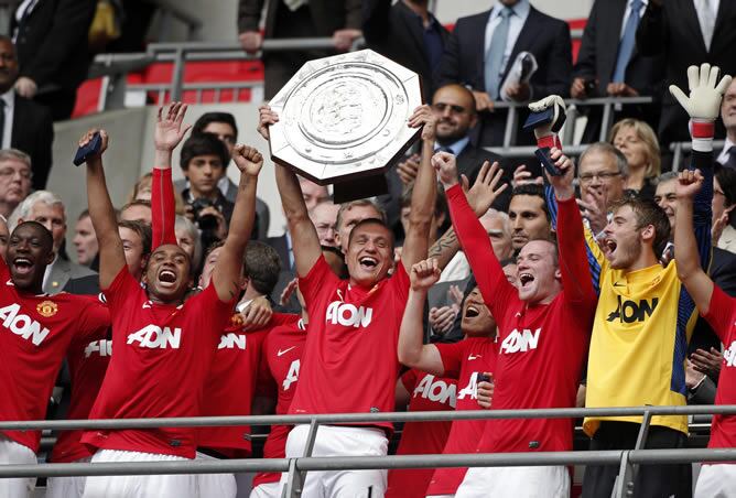 Nemanja Vidic evanta el trofeo junto con David de Gea