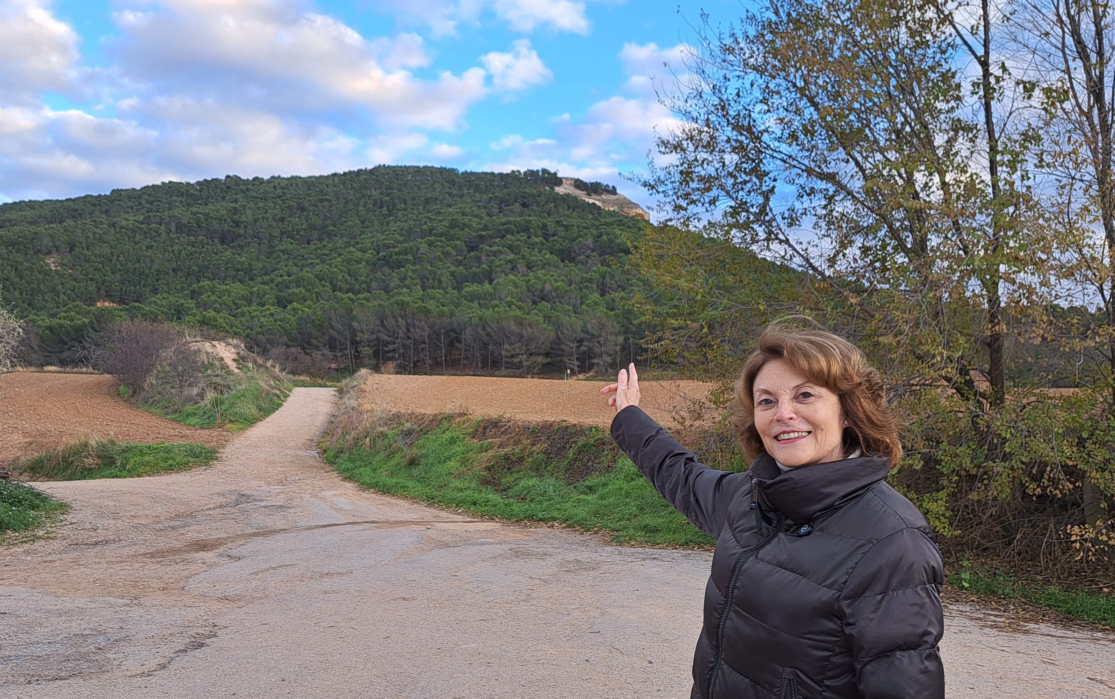 Nieves Herrero señalando el paraje de la Peña Hueva