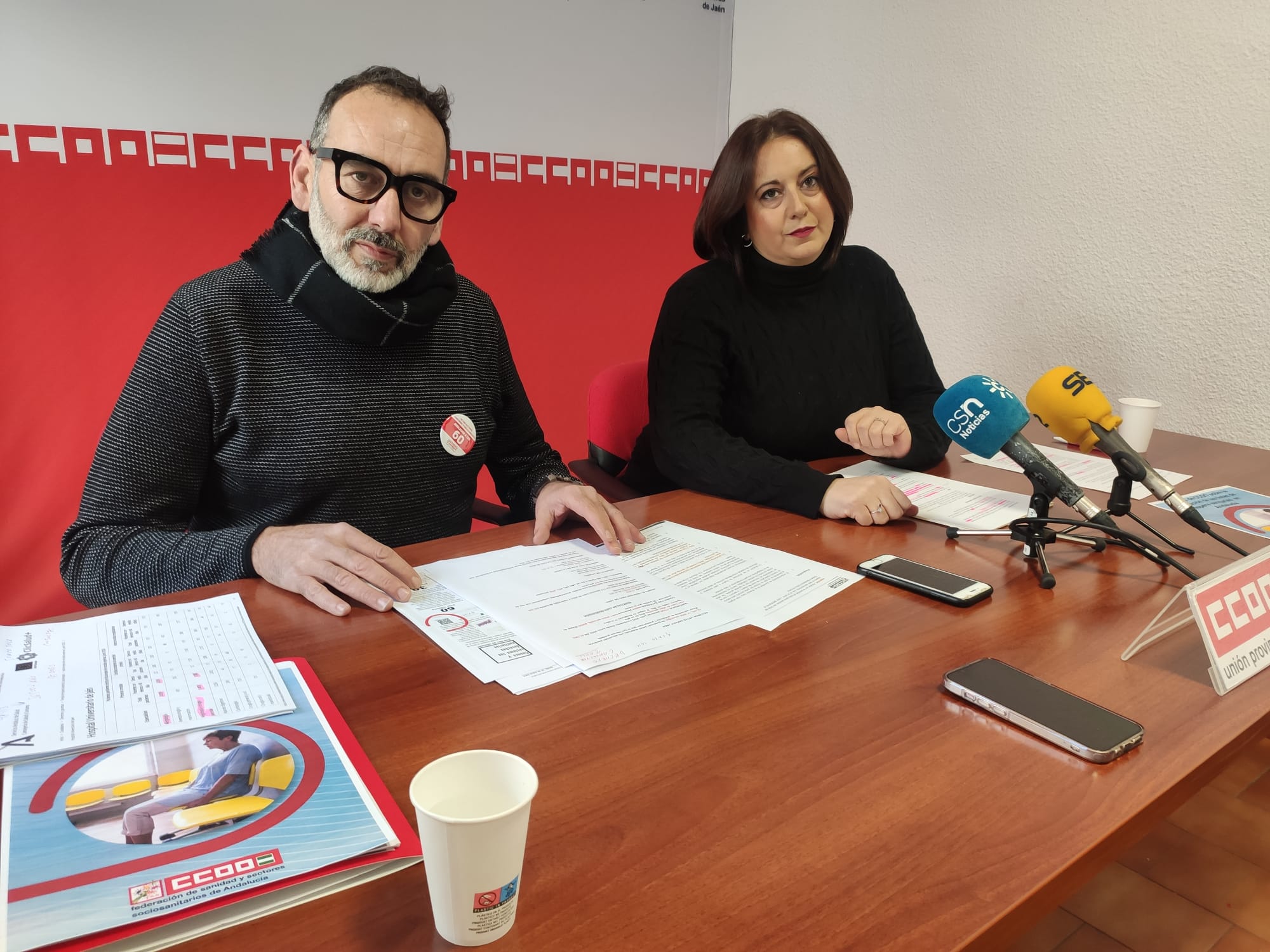 La secretaria general de CCOO de Jaén, Silvia de la Torre García y el secretario general de Sanidad y Sectores Sociosanitarios de CCOO de Jaén, Martín Robles en una rueda de prensa