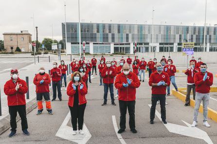 Voluntarios de la Cruz Roja en el acto simbólico a los sanitarios del hospital de Gandia