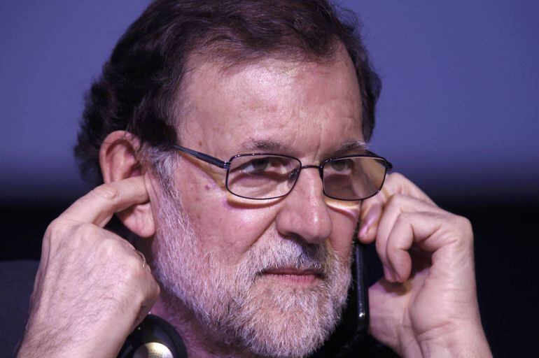 El presidente español, Mariano Rajoy, habla por teléfono en una reunión del PP europeo en Malta