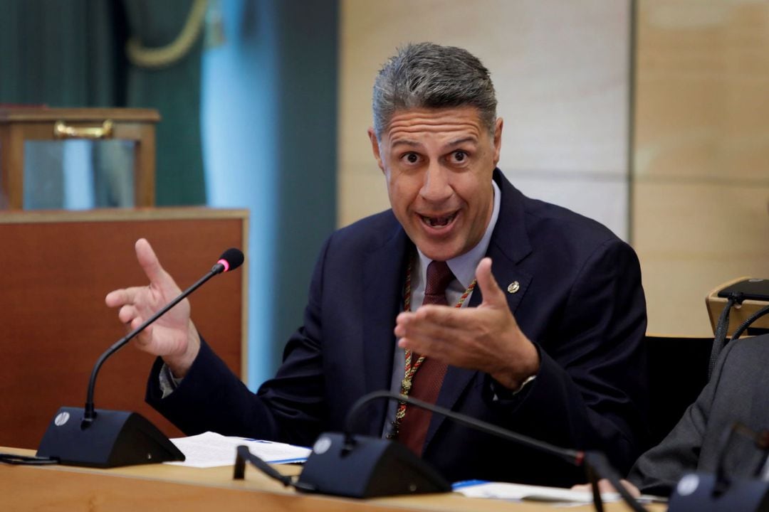 El popular Xavier García Albiol, durante su intervención en el pleno en el que el actual alcalde socialista de Badalona, Àlex Pastor, ha revalidado este sábado su cargo al frente del Ayuntamiento