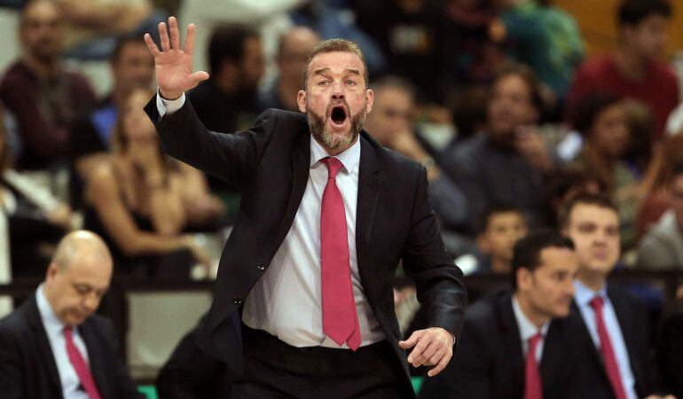 El entrenador argentino del Montakit Fuenlabrada, Néstor García, durante el partido contra el Divina Seguros Joventut de Liga Endesa correspondiente a la jornada 32 disputado en el Olímpico de Badalona.