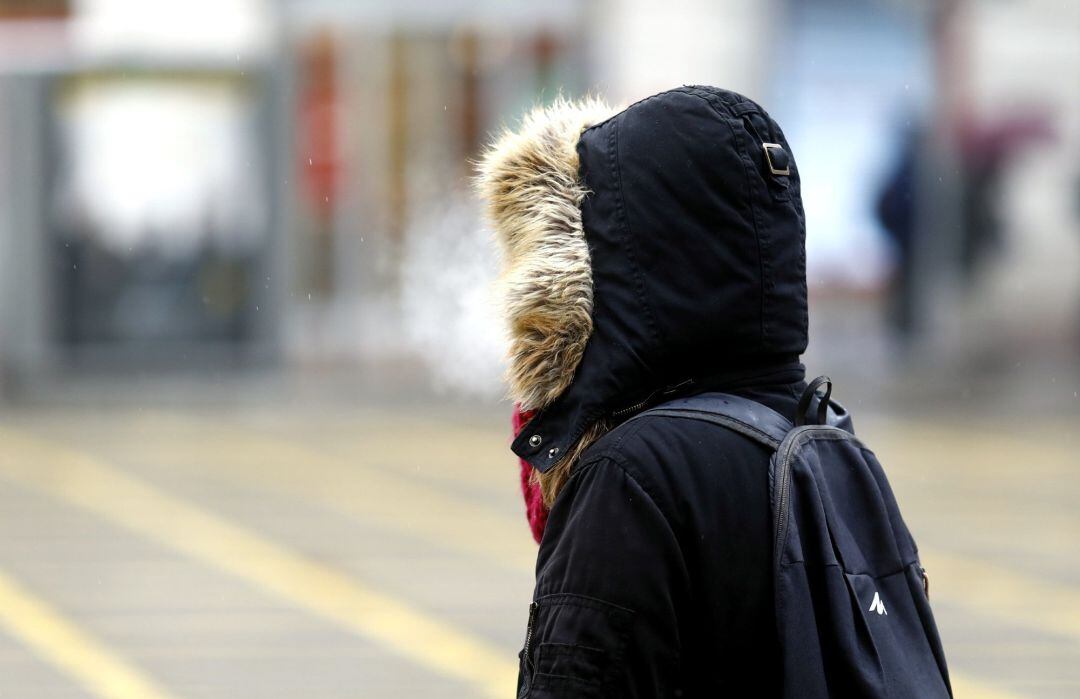 Persona en la calle un día de invierno