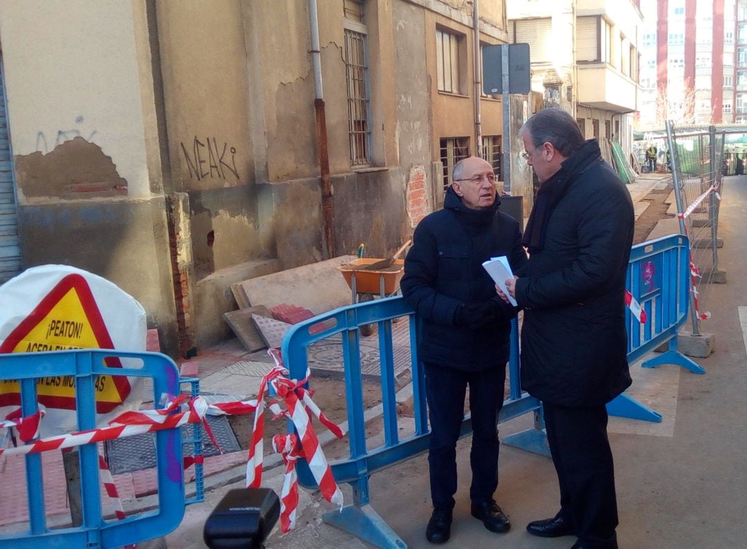 El alcalde, Antonio Silván, visita las obras de demolición de Mantequerías Arias y Los Pedrines