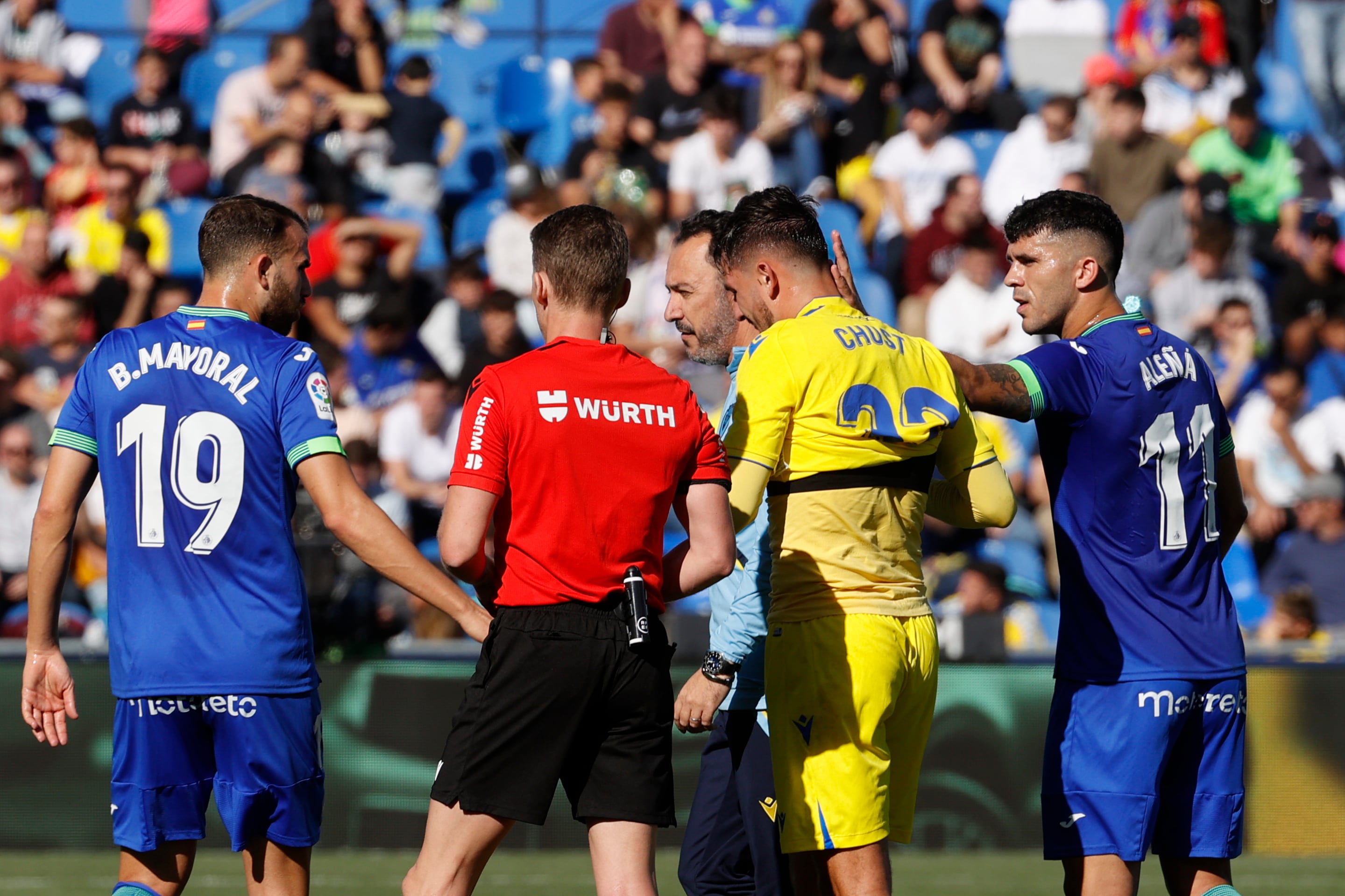 GETAFE (MADRID), 05/11/2022.- El central del Cádiz FC, Víctor Chust (2d) se marcha lesionado durante el partido correspondiente a la decimotercera jornada de LaLiga entre el Getafe FC y el Cádiz FC disputado este sábado en el Coliseum Alfonso Pérez de Getafe. EFE/ Mariscal
