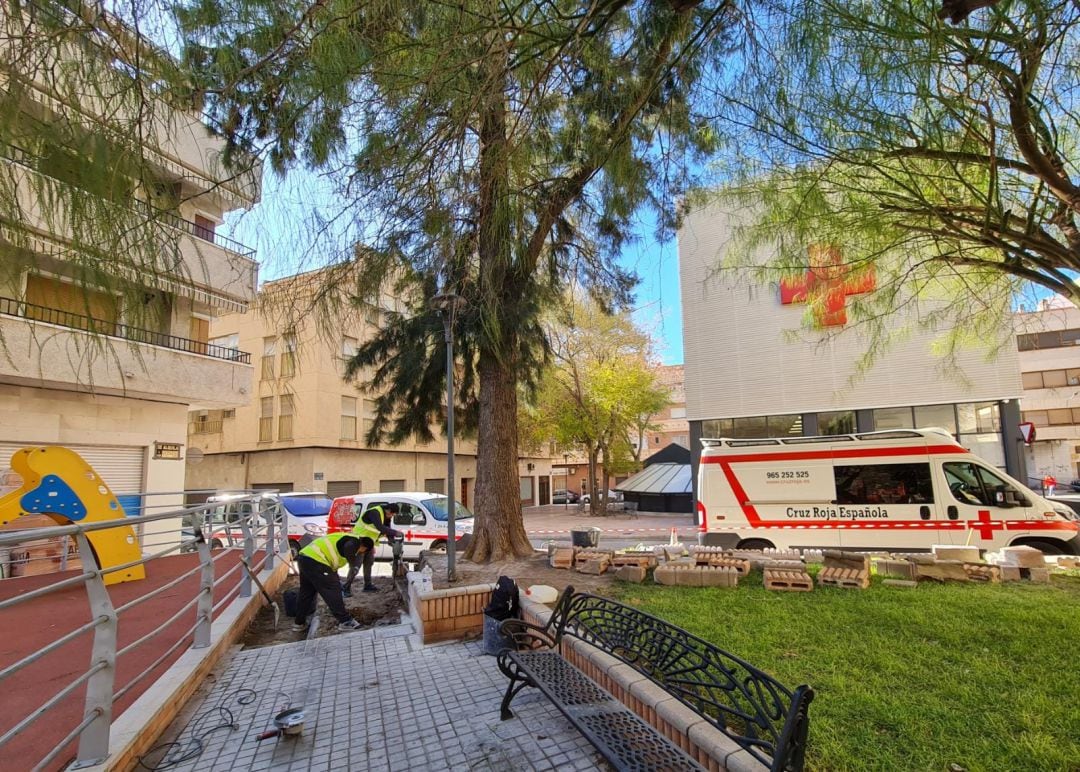 Obras de remodelación de la plaza de Cruz Roja en Elda 