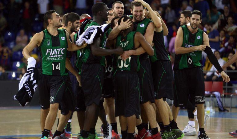 El jugador del FIATC Joventut, Goran Suton (2d), autor de la canasta que dió la victoria a su equipo ante el FC Barcelona (82-83), celebra con sus compañeros la victoria en el partido correspondiente a la 5ª jornada de la liga ACB disputado hoy en el Pala