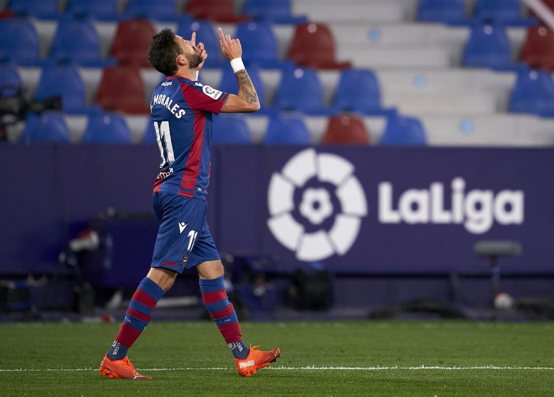 Morales celebrando uno de los dos goles que ha anotado