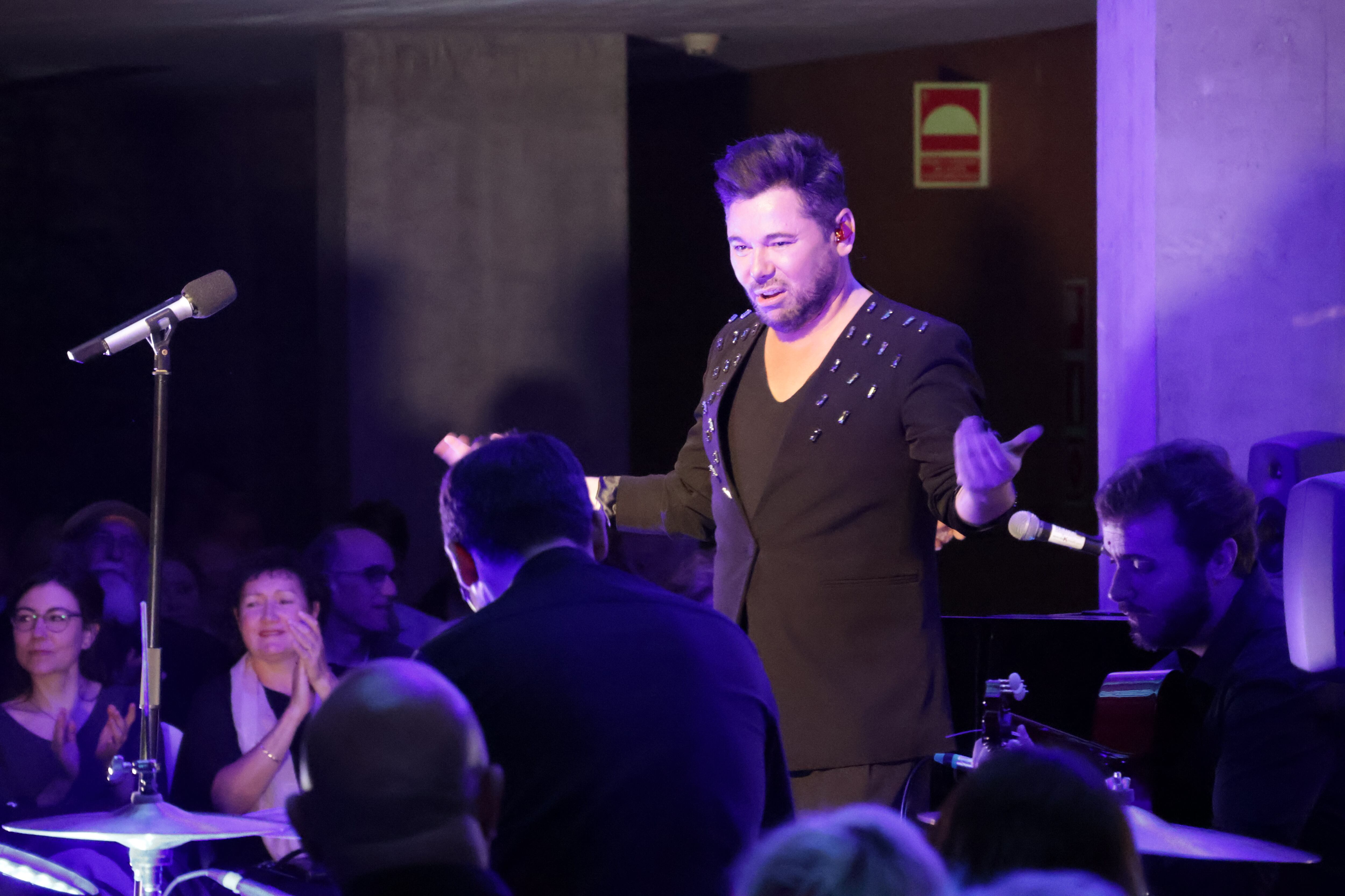 El cantaor Miguel Poveda durant la seva actuació ahir al vestíbul del Consell General en el marc del festival Classicand