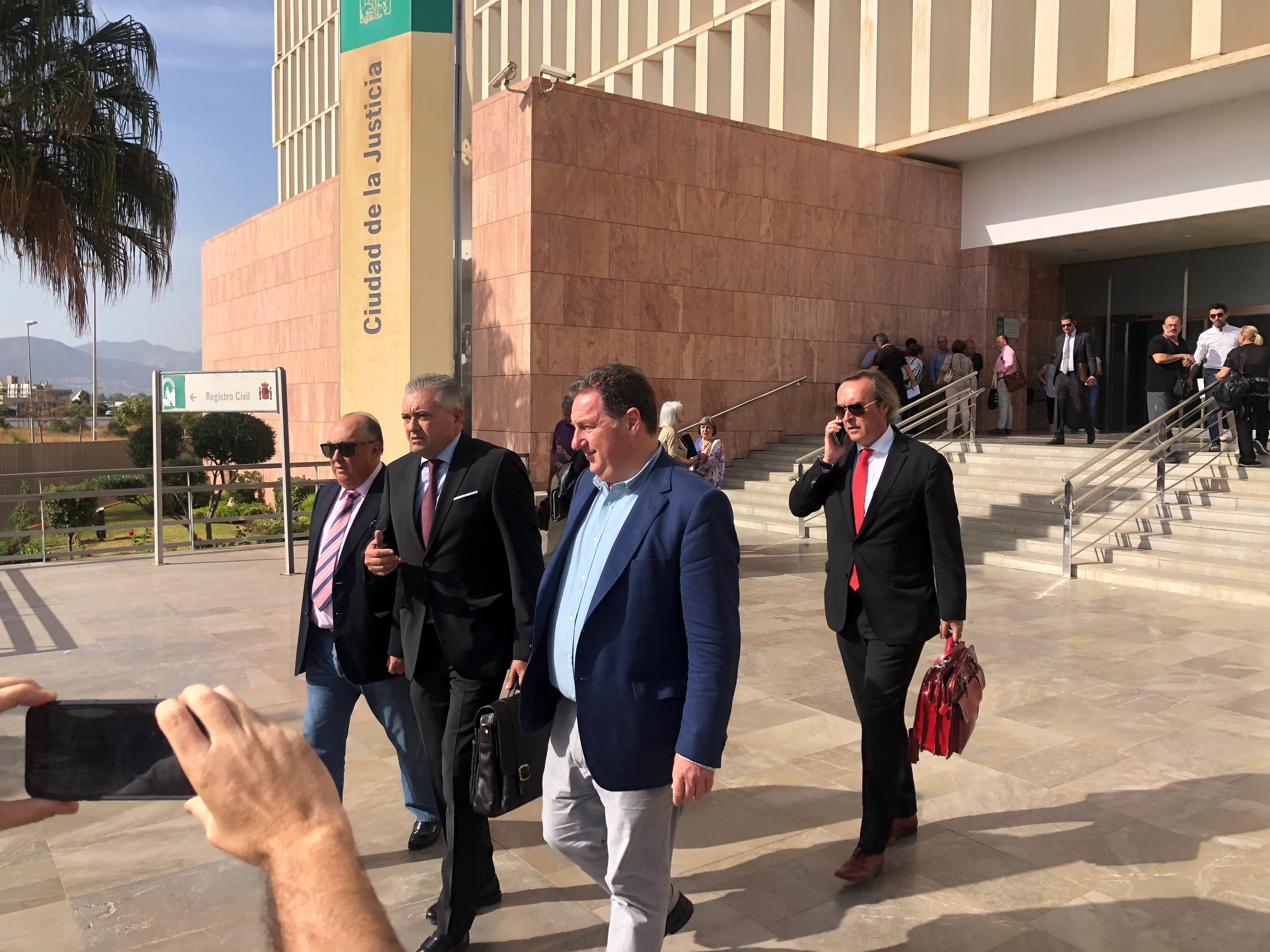 Los representantes de la Asociación de Pequeños Accionistas (APA) a la salida de la declaración de la familia Al Thani, en la Ciudad de la Justicia de Málaga