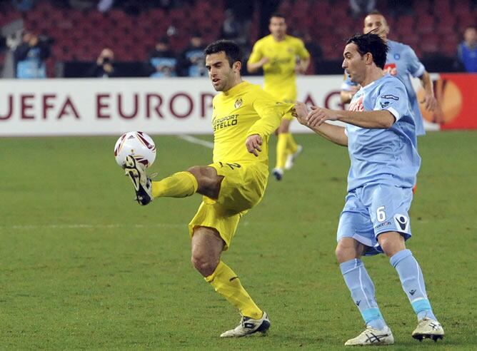 Giuseppe Rossi lucha por el balón con el jugador del Nápoles Salvatore Aronica