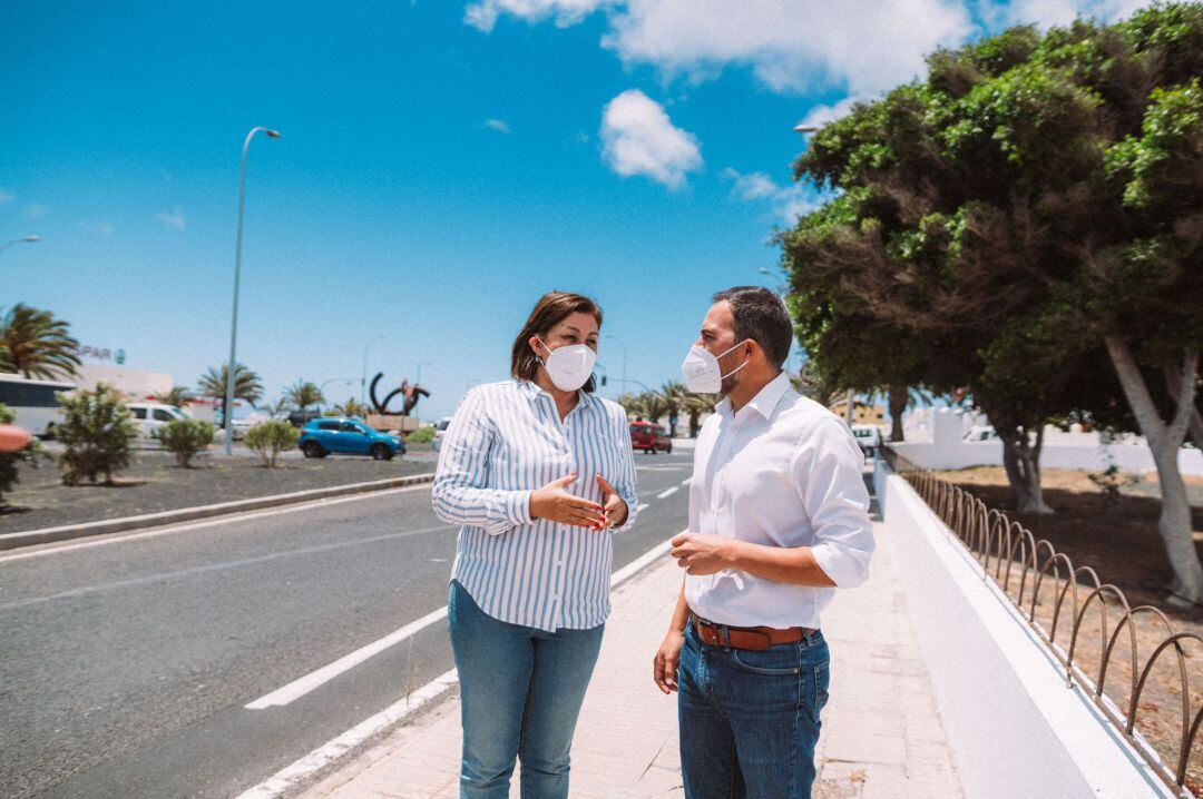 Ástrid Pérez, alcaldesa de Arrecife, junto al consejero de Obras Públicas del Cabildo de Lanzarote, Jacobo Medina, en la calle León y Castillo.