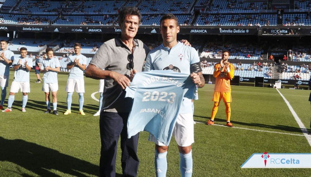 Hugo Mallo posando con el Gran Capitán, Manolo