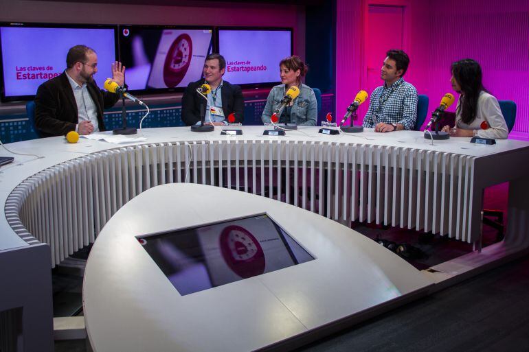 De izquierda a derecha, Rafa Bernardo, Alejandro Vañó (Kmina), Isabel Ramos (Share a Coffee for), Guillermo Íñiguez (One Oak) y Helena García Soto (Madaísh) durante la entrega de los Premios Estartapeando